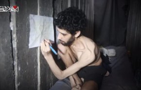 بالفيديو.. القسام تبث مشاهد لأسير يعاني من تجويع الاحتلال لغزة
