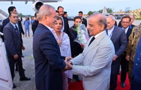 الرئيس الايراني یصل إلى إسلام آباد وسط استقبال رفيع المستوى