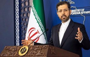 مستشار الخارجية الإيرانية: سنتفاوض مع أميركا حاملين السلاح