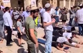 شاهد.. المستوطنون ينبطحون في الأقصى، والمسلمون يمنعون من الصلاة