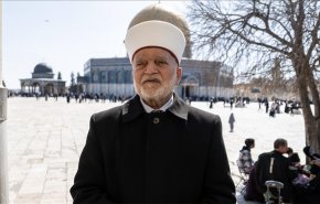 الاحتلال يبعد مفتي القدس عن المسجد الأقصى لمدة 6 أشهر