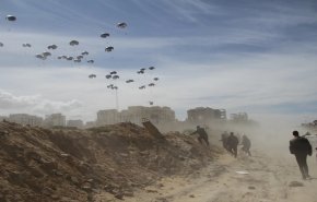 بالفيديو .. إستشهاد طفل جائع تحت صندوق إغاثة في غزة!