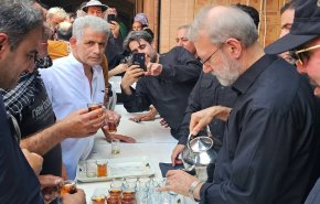 شاهد.. لاريجاني يشارك في خدمة زوار اربعين الامام الحسين في العراق