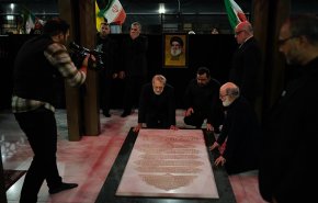 بالفيديو/قبلة على ضريح الشهيد..لاريجاني يجدد العهد مع سيد المقاومة