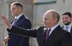 شاهد..ركبة بوتين تثير الجدل في وداعه ترامب بقمة ألاسكا!