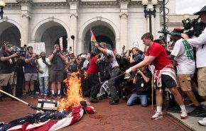 ترامپ: یک سال زندان برای آتش‌زدن پرچم آمریکا
