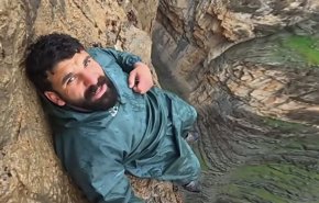 شاهد/بلا حبال ولا خوذة..إيراني يتحدى الجاذبية ويتسلق الجبال حافیاً!