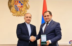وزارة الدفاع الارمينية تمنح أعلى وسام شرف للسفير الإيراني
