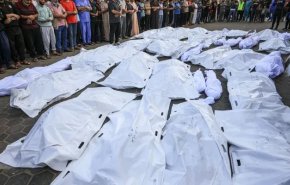 عشرات الشهداء والجرحى بمواصلة الإحتلال قصف وتجويع أهالي غزة!