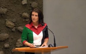 شاهد.. نائبة هولندية تثير جدلا بارتداء ألوان علم فلسطين