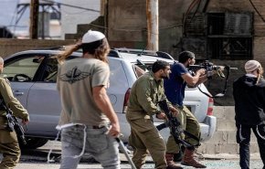 مستوطنون يهاجمون موكب تشييع شهيد فلسطيني في الضفة