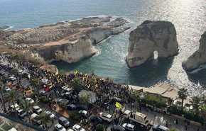 بالفيديو.. صخرة الروشة تزين بصورة الشهيدين نصرالله والهاشمي