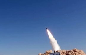 القوات اليمنية تستهدف بصاروخ باليستي أهدافا للاحتلال في تل أبيب