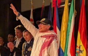 حضور رئیس‌جمهور کلمبیا با چفیه در رویداد «گروه لاهه» در نیویورک/ ویدیو 