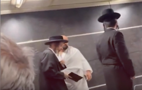 مواطن تركي يمنع يهود حريديم من الصلاة في مطار باسطنبول