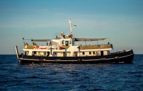 سفينة حربية إسرائيلية تعترض 