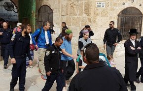 المستوطنون يستبيحون المسجد الاقصى وسط إجراءات عسكرية مشددة