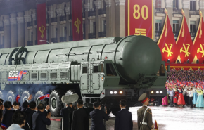 كوريا الشمالية تعرض أقوى صاروخ باليستي يحمل رؤوسا نووية متعددة