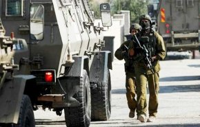 الاحتلال يداهم منازل الأسرى المحررين ويصيب مواطنا بمخيم الدهيشة