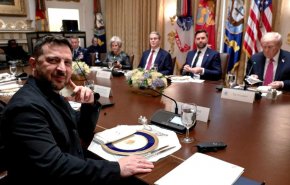 شاهد..  العلم الروسي في اجتماع ترامب وزيلينسكي!
