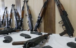 الأمن الداخلي الايراني يضبط مئات القطع من الأسلحة في كرمان
