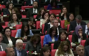 جنجال تمدید مأموریت نیروهای نظامی ترکیه در خارج در پارلمان این کشور+ فیلم 