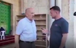 شاهد: هكذا يفضح حارس مسجد الاقصى متطرفا بريطانيا حاول خداعه! 