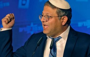 شاهد/ بن غفير يظهر أمام أسرى فلسطينيين ويدعو لإعدامهم!