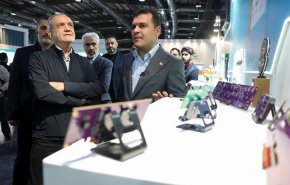 الرئيس بزشكيان يتفقد معرضي التكنولوجيا النانوية والتقنيات الحديثة 