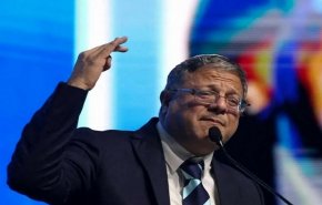 بن غفير يوزع الحلوى فرحا بإقرار قانون إعدام الأسرى 