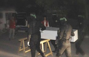 عُثر عليها بالشجاعية.. القسام تسلم جثة أسير إسرائيلي للصليب الأحمر