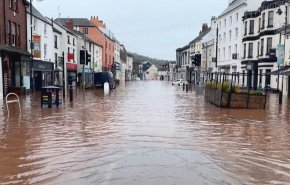 سیل، زندگی مردم در انگلیس را مختل کرد