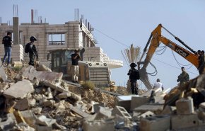 جيش الاحتلال يخطر بهدم مسجد ومساكن فلسطينية في الخليل