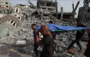 انتشال 14 شهيدا من تحت أنقاض منزلين في مخيم المغازي