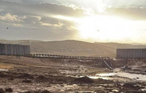 أمطار غزيرة تؤدي لانهيار جزئي بجدار الفصل العنصري