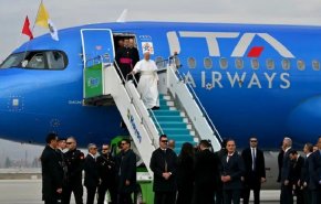 بابا الفاتيكان يفتح ملف السلام خلال أول رحلة خارجية