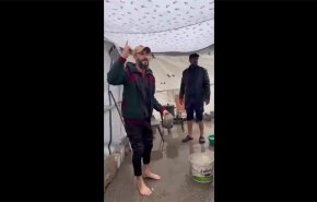 شاهد: كلمات مؤثرة لنازح داخل خيمته التي غمرتها الأمطار في غزة