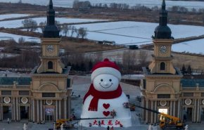 الصين تبهر العالم برجل ثلج عملاق في 11 يوماً فقط! +فيديو