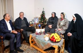 بمناسبة ميلاد السيد المسيح.. بزشكيان يزور أسرة شهيد مسيحي