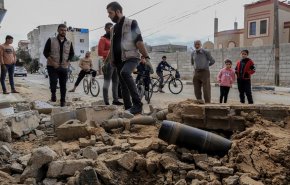 كل ما يجري بغزة.. هدنة منتهكة، وتشييع شهداء إعلام، وحصار يفتك بالمدنيين