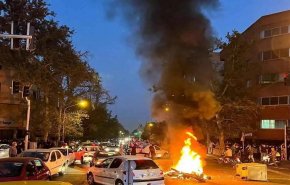 شاهد.. هكذا تحولت احتجاجات إيران إلى أعمال عنف وتخريب!