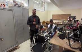 فلسطيني معاق يعمل على صيانة الكراسي المتحركة رغم عراقيل الاحتلال