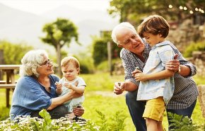 دراسة حديثة: رعاية الأحفاد تحافظ على ذاكرة الأجداد 