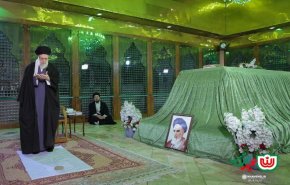 رهبر انقلاب در مرقد مطهر امام راحل(ره) حضور یافتند+ عکس و فیلم