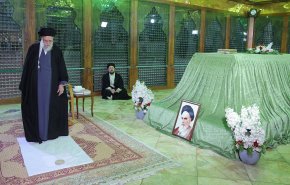 شاهد:آية الله خامنئي يجدد العهد والبيعة لمبادئ مفجر الثورة الإسلامية