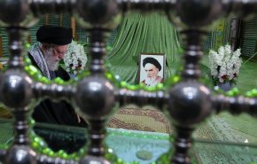 ظهور قائد الثورة علنًا من مرقد الإمام الخميني..رسالة تحد لأعداء إيران