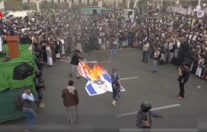 اليمنيون يتظاهرون ضد الغطرسة الأمريكية في غزة ودعما لإيران ولبنان