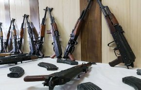 حرس الحدود: ضبط شحنة أسلحة ومعدات عسكرية مهربة غرب إيران
