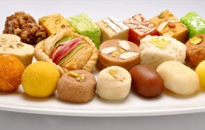 احذر الإفراط في تناول الحلويات.. هذه الأضرار تلحق بك 