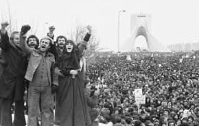 10شباط 1979..سقوط مراكز الشرطة ومروحية للحرس الملكي بطهران 